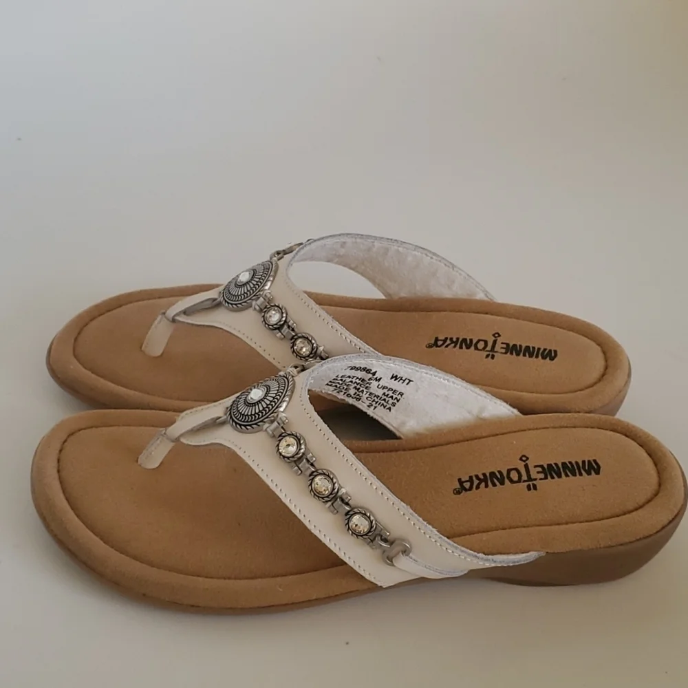 Minnetonka Sable Sandal - Picture 4 of 8